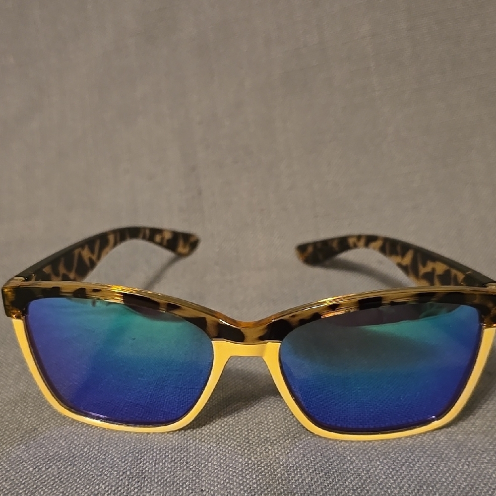 Stylish Leopard Print Sunglasses with Blue Lenses